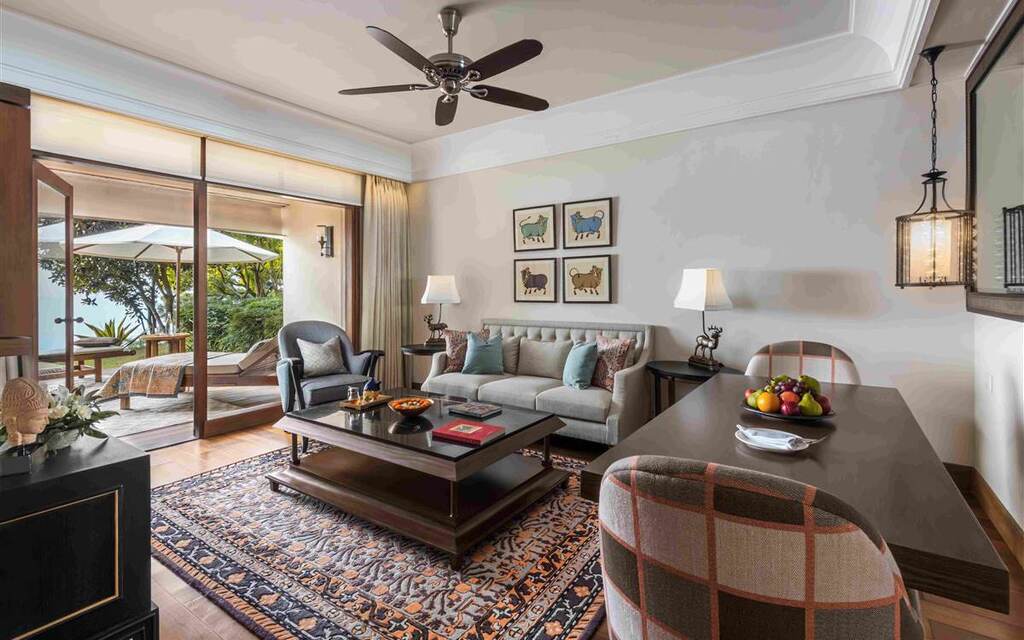 Die elegante Garden Suite im Ananda in the Himalayas verbindet klassisches Design mit indischen Kunstelementen und direktem Terrassenzugang.
