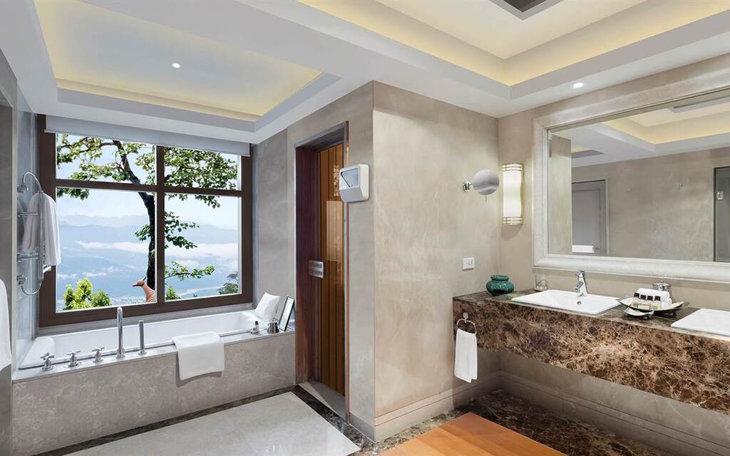 Das großzügige Marmorbadezimmer der Ananda Villa bietet eine freistehende Badewanne mit atemberaubendem Blick auf die Himalaya-Berge.