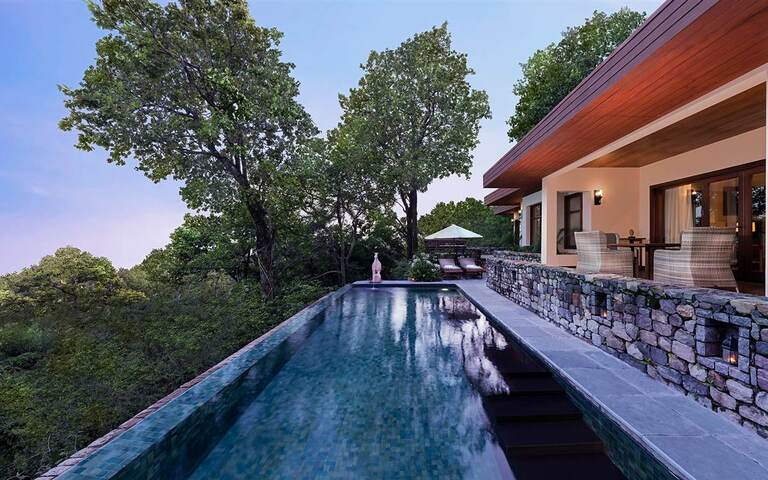 Der private Infinity-Pool der Ananda Villa im Ananda in the Himalayas verschmilzt mit dem Blick in die Waldlandschaft.