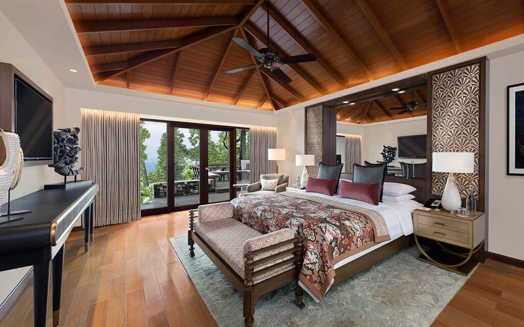 Die luxuriöse Two Bedroom Ananda Villa im Ananda in the Himalayas verbindet traditionelles Design mit modernem Komfort und Ausblick in die Natur.