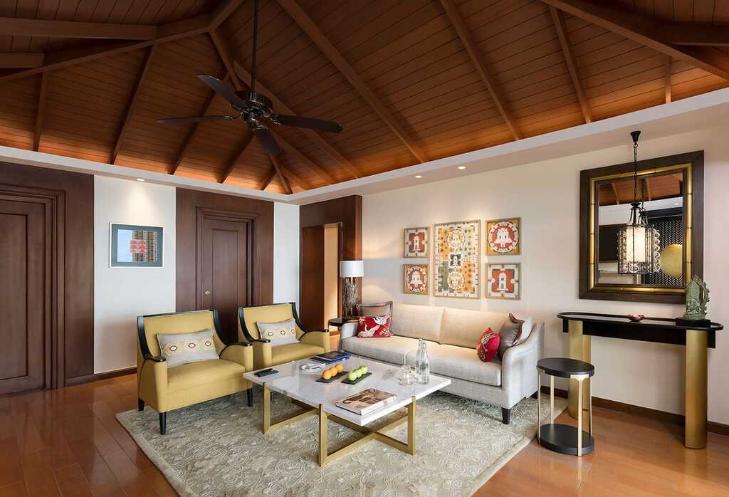 Das elegante Wohnzimmer der Ananda Villa im Ananda in the Himalayas verbindet traditionelle Holzarchitektur mit modernem Komfort.