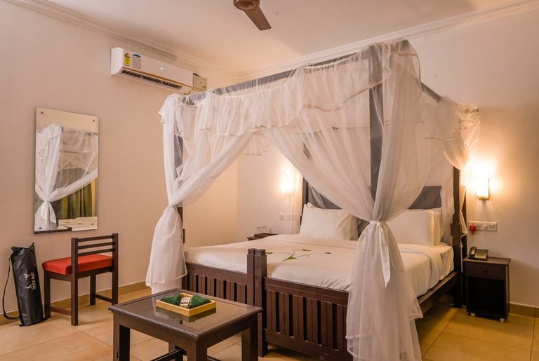 Die Ayur Villa im Ayur On The Beach Nattika bietet ein elegantes Zimmer mit traditionellem Himmelbett und Moskitonetz.