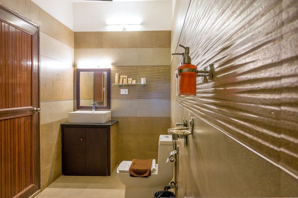 Das modern gestaltete Badezimmer einer Ayur Villa im Ayur On The Beach Nattika bietet zeitgemäßen Komfort.