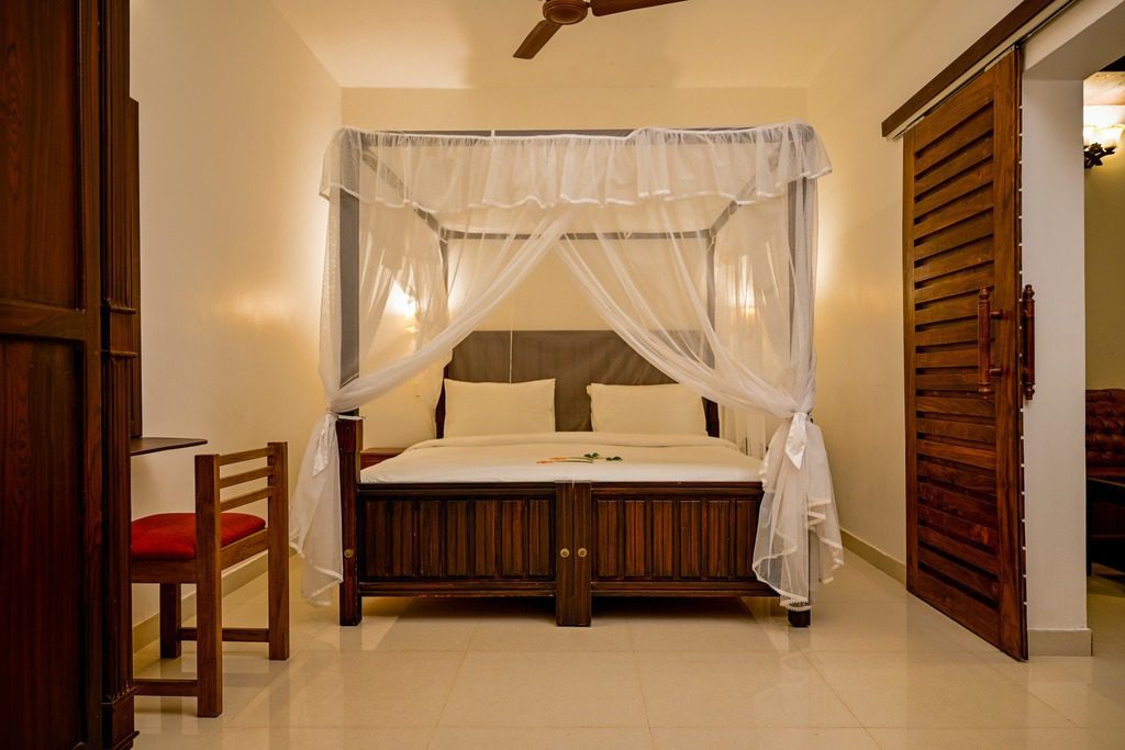 Ein romantisches Himmelbett mit Moskitonetz prägt das Schlafzimmer der Ayur Villa im Ayur On The Beach Nattika.