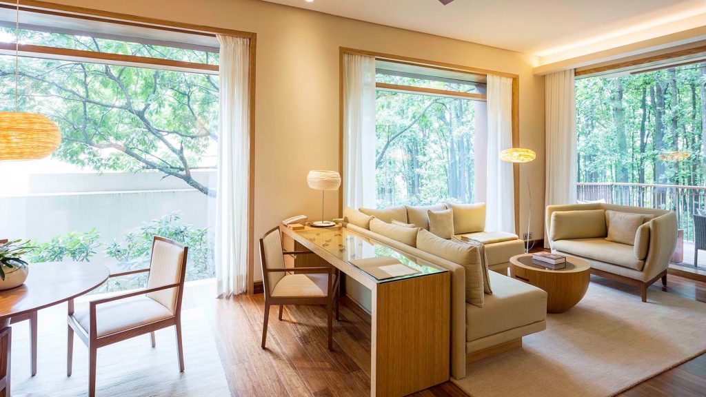 Die Forest Suite im Six Senses Vana bietet einen lichtdurchfluteten Wohnbereich mit Blick in den Wald.