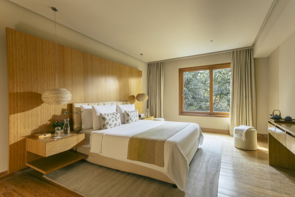 Das lichtdurchflutete Schlafzimmer der Three Bedroom Casa im Six Senses Vana verbindet natürliche Materialien mit ruhiger Waldaussicht.