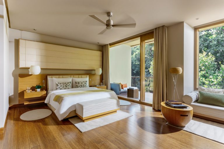Die Vana Suite im Six Senses Vana verbindet natürliche Materialien mit ruhigem Blick ins Grüne.